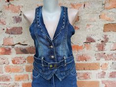 L is indicated on the label, but small in size. Fits M. Bust 78cm (30.7in) Length 54 (21.2). Fitted Sleeveless Denim Vest In Medium Wash, Fitted Sleeveless Denim Top With Buttons, Fitted Medium Wash Vest With Button Closure, Fitted Denim Blue Vest With Button Closure, Fitted Blue Denim Vest Top, Fitted Dark Wash Sleeveless Vest, Fitted Sleeveless Denim Blue Vest, Dark Wash Fitted Sleeveless Denim Vest, Fitted Dark Wash Denim Sleeveless Vest