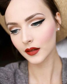 53 Maquiagens para mulheres de todas as idades - festas de fim de ano Maquillage Pin Up, Winter Make-up, 1940s Makeup, 1950s Makeup, Winter Make Up, Eye Makeup Glitter, 50s Makeup