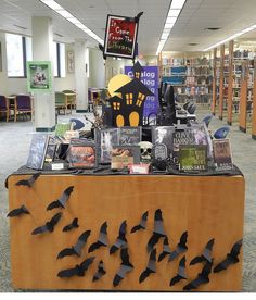 there are many bats on the table in the library