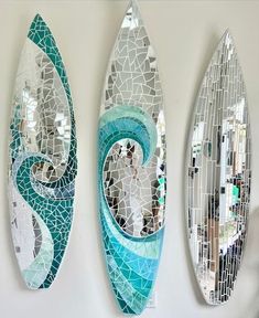 Les planches de surf à l'intérieur pour un air de vacances Surfboard Mosaic, Surf Room Decor, Beach Room Decor, Surf Room, Art 2023, Beachy Room, Surfboard Art, Wallpaper Home Decor, Beach Room