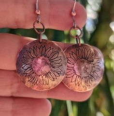 two sunflowers are shown on the back of these earrings