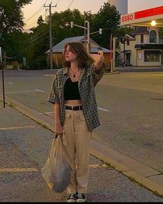 Lesbian Outfits, Outfit Ideas Fall, Foto Poses, Tomboy Style Outfits, Swaggy Outfits, Fall 2022, Tomboy Fashion, Really Cute Outfits, Casual Style Outfits