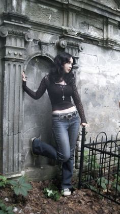 Goth And Grunge Outfits, Outfit Ideas Goth Punk, Emo Jeans Outfit, Evanescence Aesthetic Outfit, 60s Goth Aesthetic, Subtle Goth Aesthetic, Goth Girl Outfits Aesthetic, Goth Outfit With Jeans, Aesthetic Grunge Photos