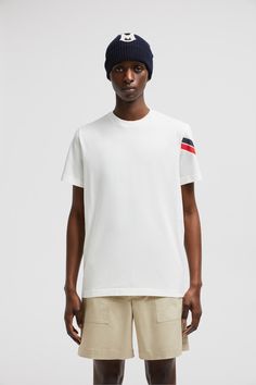 Geared for city living, this t-shirt is characterized by a sporty interpretation of the tricolor on the sleeve. The crew neck has short sleeves and is perfect for casual, layered looks. Sporty White T-shirt With Signature Stripes, Cotton T-shirt With Side Stripes Short Sleeve, Cotton T-shirt With Side Stripes And Short Sleeves, Athleisure Crew Neck T-shirt With Contrast Stripes, Casual Crew Neck T-shirt With Side Stripes, Casual Crew Neck Top With Side Stripes, Athleisure Short Sleeve Top With Side Stripes, Short Sleeve Tops With Side Stripes Athleisure, Athleisure Tops With Side Stripes And Short Sleeves