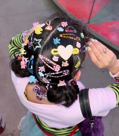 Harajuku Photoshoot, Candy Hairstyles, Harajuku Hairstyle, Decora Hair, Harajuku Accessories, Harajuku Decora, Themed Photoshoot, Plushies Cute, Harajuku Aesthetic