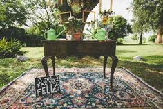 an old table with a sign that says do you have feliz? on it