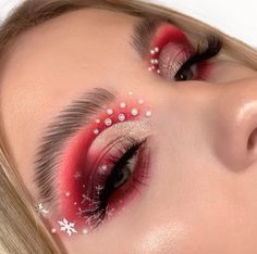 Christmas Present Makeup, Christmas Eyeshadow Looks Easy, School Eyeshadow, Merry Christmas Makeup, Minimal Makeup Products, Christmas Makeup Easy, Christmas Makeup Ideas Holiday, Creative Christmas Makeup Looks, Cute Christmas Makeup