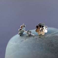 Simple Chamomile Plant, Chamomile Flower, Sweet Flowers, Metalsmithing Jewelry, Silver Flower Earrings, Mini Earrings, Floral Studs, Floral Jewelry, Casual Jewelry