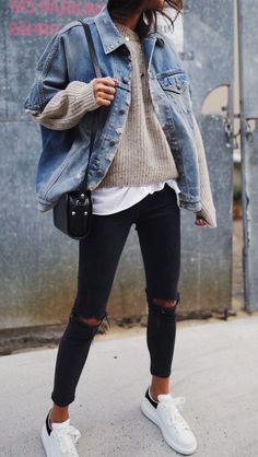 Skinny jean,knitwear,denim jacket Winter Clothes Women Casual, Vinter Mode Outfits, Winter Outfits 2019, Poncho Outfit, Stil Boho, Black Ripped Jeans, Outfit Jeans, Mode Casual, Retro Mode