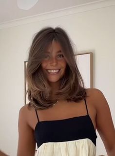 beautiful hair color and style Haircut Mid Length Wavy, Eloise Mumme Haircut, Long Layer Short Hair, Short Hair Layered Cut Shoulder Length, Shoulder Length Brown Hair With Layers, Short Hair 90s Blowout, Short Hair Styles Brunette, Mob Wife Haircut, Shorter Brown Hair