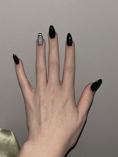 Easy Nail Art On Black Nails, Aesthetic Black Nail Designs, Black And White Spiral Nails, Cute Simple Black Nails, Black Nails Swirl, Grunge Halloween Nails, Black Swirly Nails, Black Nail Inspired, Easy Natural Nail Designs