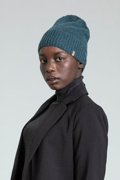 El gorro MERINO, finamente tejido en lana merino súper suave y libre de mulesing, con un diseño limpio y minimalista, es un clásico liviano diseñado para ajustarse cómodamente alrededor de la cabeza, pero lo suficientemente largo para darle un poco más de longitud en la parte superior. Tejido en merino extrafino de 5 cabos. Unisexo. 

Tejido a mano en 6 horas por mujeres empleadas directamente por Dinadi en Katmandú, Nepal. Dinadi controla el proceso de producción de principio a fin maximizand Free Yarn, Social Impact, Charcoal Color, Charcoal Grey, Nepal, Mist, Hand Knitting, Minimalist Design, Biodegradable Products