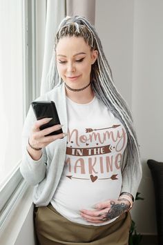 Mommy In The Making Shit Mom To Be Gift Ideas, Mom To Be Gifts, Funny Shirt Designs, Cute Maternity Shirts, Gifts For Pregnant Women, Funny Pregnancy Shirts, Funny Pregnancy Announcement, Mens Tshirts Fashion, Cute Maternity