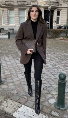 Office Outfit Fall 2023, Paris Office Outfit, Cold Formal Outfit, Formal Boots Women, Work Outfits Women Office Winter, Blazer Outfits Work, Vintage Coat Outfit, Work Winter Outfits Women, Female Lawyer Fashion