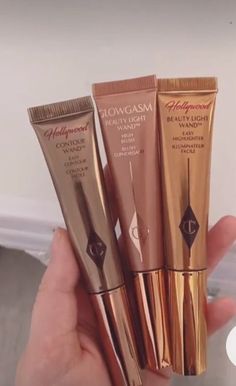 Make Up Best Products, Charllote Tilbury Makeup Products, Glowy Makeup Products, Natural Makeup Products, Charlotte Tilbury Makeup, Makeup Bag Essentials, Makeup List, Eye Makeup Designs