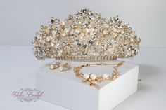 "FAST SHPPING Beautiful Round Zirconia tiara in gold color with jewelry set. Perfect for any occasion. It has a loop at the end of each side to attach it in your hair with bobby pins for added security. Approx. 3\" tall at its tallest point It comes with a beautiful, elegant box so you can keep it afterwards Ready to ship in 2-3 business days." Quinceanera Tiaras, Crystal Tiara, Gold Tiara, Crown Wedding, Tiara Crown, Crystal Tiaras, Wedding Headpiece, Wedding Hair Accessories, Tiara