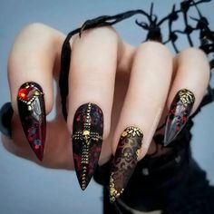 Easy Halloween nails include simple and low-key nail art, such as spider webs, pumpkins, zombies, ghosts, and many other amazing things. Check out our new gallery! #nailart #nailtrends2024 #nailspiration #spookyseason2024 #halloween2024 #halloweennails #halloweennailsdesigns #halloweenmanicure #scaryhalloweennails #gothicnails #nailswithskulls #lovemynails #naildesignsjournal Black Stiletto Nails, Sunflower Nails, Pointy Nails, Special Nails, Masks Diy, Games Diy, Halloween Recipe