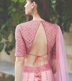 Choli Blouse Design, Indian Blouse Designs, Outfit Elegantes, Blouse Designs Catalogue, Backless Blouse Designs, Blouse Back Neck Designs, Blouse Design Images, Sari Blouse Designs