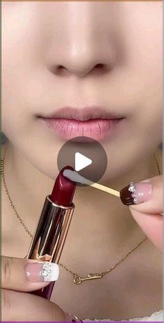 Only Lipstick Makeup Look, How To Do Makeup For Wedding, How To Apply Lipstick For Beginners, Lipstick Hacks Beauty Tricks, Natural Lipstick Tutorial, Lipstick Tutorial For Beginners, Lipstick Tutorial Video, Makeup Looks Lips, Makeup Looks Videos