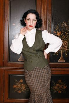 Vintage Vest Women, Green Waistcoat Outfit, Ladies Waistcoat Outfit, Womens Waistcoat Outfit Vintage, Vintage Vest Top For Work, Vintage Vest Outfits For Women, Victorian Vest Women, Casual 1920s Outfit, Vintage Vest Outfit