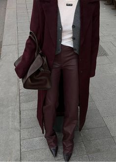 Burgundy Coat Outfit, Outfit Pantalon Rojo, Burgundy Coat, Chic Outfit