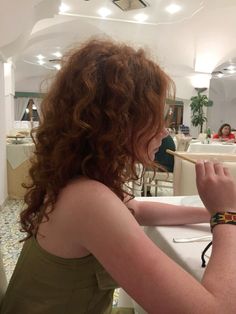 rachel elizabeth dare | percy jackson Curly Hairstyles Ginger, Curly Ginger Hair Aesthetic, Wavy Ginger Hair, Ginger Hair Curly, Wavy Auburn Hair, Auburn Curly Hair, Ginger Curly Hair, Ginger Curls, Curly Ginger Hair