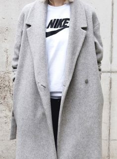 a little sporty Grey Winter Coat, Long Grey Coat, Mode Tips, Bohol, Inspiration Mode, Look At You, Nike Outfits