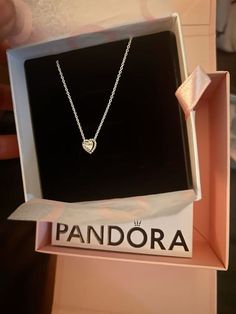 Pandora Necklace Aesthetic, Pandora Heart Necklace, Pandora Jewlery, Pandora Jewelry Necklace, Xoxo Jewelry, Girly Bracelets, Pandora Bracelet Designs, Pandora Original, Pandora Jewelry Charms