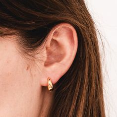 Elevate your ear stack with our Tapered Huggies. These not-too-big, not-too-small earrings boast a sleek and contemporary design, featuring a tapered silhouette that effortlessly hugs your earlobe. Crafted with precision from gold-filled material, these huggies offer a timeless blend of style and comfort, making them the perfect accessory for both the everyday as well as holidays and special occasions. Burlap Bags, Ear Stack, Decorative Blankets, Small Earrings, Hug You, Pottery Mugs, Free Gift Wrapping, Huggies Earrings, Sale Items