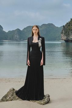 Estilo Kardashian, Cape Sleeve Dress, Black Fr, Dress Name, Mean Blvd, Maxi Styles, Women's Evening Dresses, Beautiful Gowns, Couture Dresses