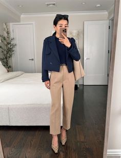 11 Smart And Stylish Fall Work Outfits - Cleo Madison Zara Pants Outfit, Turtleneck Sweater Outfit, Petite Work Outfits, Cute Work Outfits, Foundation Stick, Gucci Heels, Black Cropped Pants, Business Casual Outfits For Women, Corporate Outfits