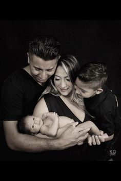 2nd Pregnancy Photoshoot, Family Of 4 Picture Poses With Newborn, Cute Family Photos, Family Photoshoot Poses, Baby Fotografie