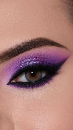 Purple Smokey Eye Makeup, Purple Eyeshadow Looks, Purple Makeup Looks, Make Up Designs, Glitter Makeup Looks, Purple Smokey Eye, Wedding Makeup Tutorial, Purple Eye Makeup