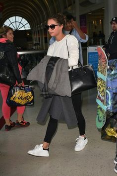 Celebrity Airport Shoe Style: Alicia Vikander in Alexander McQueen sneakers. Styling Alexander Mcqueen Sneakers, Alexandra Mcqueen Sneakers Outfit, Alexander Mcqueen Sneakers Outfit, Alexandra Mcqueen, Alicia Vikander Style, Fem Style, Celebrity Sneakers, Winter Favorites, All White Sneakers