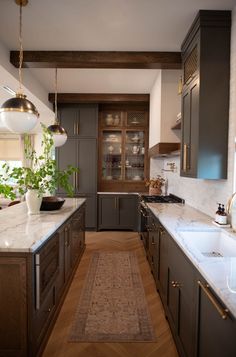 30 Modern Kitchen Designs: How To Give Your Kitchen A Timeless Look #farmhouse #kitchen #ideas Colonial House Kitchen, Modern Colonial Kitchen, Modern Victorian Kitchen, Warm Modern Kitchen, Earth Tones Kitchen, Joanna Gaines Kitchen, European Kitchen Design, Condo Kitchen Remodel, Howdens Kitchens