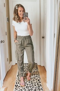 Cami Pants Outfits, Dressed Up Joggers, Dressing Up Joggers Outfits, Cargo Joggers Outfits, Jogger Pants Outfit Women, Womens Joggers Outfit, Black Joggers Outfit, Jogger Outfits, Joggers Outfit Women