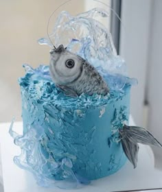 there is a cake that looks like a fish in the water