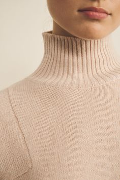 Our Charlotte turtleneck cashmere sweater for women provides great insulation against the cold all the while remaining stylish. With its slightly oversized and loose fit, it is meant to be worn both on days off and with casual outfits in the countryside, and also in a more sophisticated manner for dinners in town. An iconic and timeless piece. Charlotte’s fashion tip: “I love this textured and sophisticated turtleneck. Perfect with baggy jeans for a casual look in between seasons, or under a nice cashmere coat during chilly days in winter. To be a “matchy-matchy” couple with your partner, discover also Charles, the sustainable cashmere turtleneck sweater for men, available in matching colourings.” Jean Baggy, Pull Oversize, Stole Scarf, Sweater For Men, Sweater For Women, Sleeveless Cardigan, Cashmere Turtleneck, Cardigan Top, Cashmere Coat