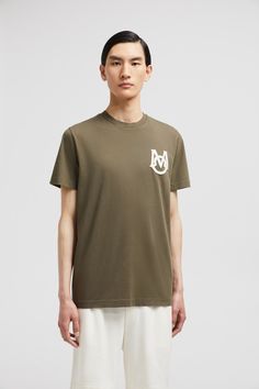 A wardrobe staple, this t-shirt is featured in a classic crew neck, short sleeve silhouette. The cotton jersey style is embellished with a prominent monogram patch on the chest. Sleeve Silhouette, Monogram T Shirts, Jersey Style, T-shirt Polos, Cotton T Shirt, Wardrobe Staples, Olive Green, Cotton Tshirt, Monogram