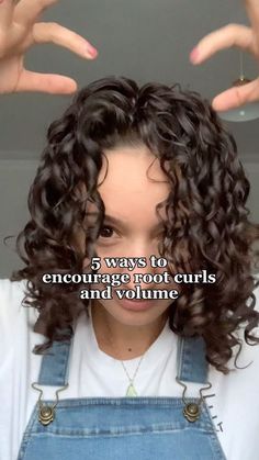 ⭐️Check out my highlights for more tips! Okay, maybe this is a bit dramatic 😂 but sometimes even some subtle changes to your routine can … | Instagram Curl Hair Routine Naturally Curly, How To Refresh Wavy Hair, Short Curly Hair Oval Face, Curly Hairstyles 3b Curls, Day 2 Curly Hair Refresh, How To Style Natural Curly Hair, How To Make Hair Curly Naturally, How To Sleep With Wet Curly Hair