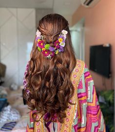 We have had brides who have chosen to flaunt their curls and waves in all their glory, and trust us when we say that they look absolutely gorgeous in not just the smaller events, but even at the mehendi. Whether you have short curly hair or long, tight coils or loose waves, here are some pretty hairdos that you can take inspiration from for your big or small wedding events. Wedding Hairstyles Floral, Bridal Reception Hairstyle, Reception Hairstyles, Dress Types, Indian Reception