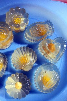 there are many glass flowers in the bowl