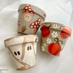 Diy Pottery Painting, Flower Pot Art, Painted Pots Diy, Painted Plant Pots, Astuces Diy, Tanah Liat, Painted Flower Pots, Autumn Crafts, Diy Pottery