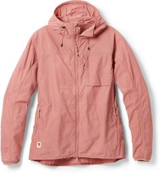 Light  pliant and packable  the women's Fjallraven High Coast jacket resists wind and light rain while you walk around the city or ride to work. Fjallraven High Coast, Patagonia Torrentshell, Fjallraven Women, Fleece Hoodie Women, Women's Windbreaker, Op Logo, Wind Jacket, Light Rain, Womens Parka