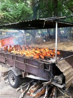 a trailer filled with lots of chicken on top of it