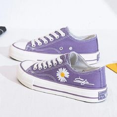 SPRING & SUMMER STYLES Our classic sneakers are stylish, comfortable and really beautiful with the Summer daisy signature design. A lovely gift. No matter where you go, you'll always have a spring in your step. Wear them with STYLE! IMPORTANT: EU Sizes: We suggest taking ONE size HIGHER than your normal size. Flower Signature, Estilo Vans, Daisy Canvas, Sneakers Purple, Embroidered Converse, Jelly Purse, Low Top Converse, Women Skates, Style Converse