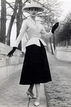 Christian Dior New Look, Dior New Look, Rok Outfit, Style Parisienne, 1950 Fashion, Fifties Fashion