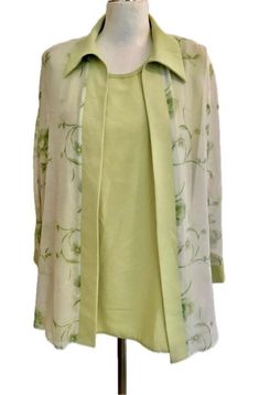 Transparent white blouse with green flower print, made of 70% viscose and 30% polyester. Green collar, placket and cuffs. three-quarter sleeve. It's like an unbuttoned blouse.  Green sleeveless top with shoulder pads and a round neck. Blouse measurements: length 76 cm. (29.92 in.) sleeve length 50 cm. (19.68 in.) Top measurements: length 68 cm. (26.77 in.) chest width 128 cm.( 50.39 in.) armhole 62 cm (24.41 in.) We love vintage clothing and accessories, so all our items are carefully selected a Green Floral Print Blouse For Spring, Spring Floral Print Green Blouse, Spring Green Floral Print Blouse, Spring Green Flowy Blouse, Spring 3/4 Sleeve Blouse For Daywear, Spring Daywear Blouse With 3/4 Sleeves, Elegant Green Blouse For Spring, Spring Green Blouse, Spring Green Long Sleeve Blouse