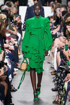 Michael Kors Collection Spring 2020 Ready-to-Wear Collection - Vogue Style Vert, Green Palette, Tumblr Fashion, Green Outfit, Summer Breeze