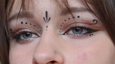 Forehead Makeup Art, Fairy Eyeliner, Hippie Makeup, Looks Hippie, Funky Makeup, Face Paint Makeup, Graphic Makeup, Swag Makeup, Alternative Makeup